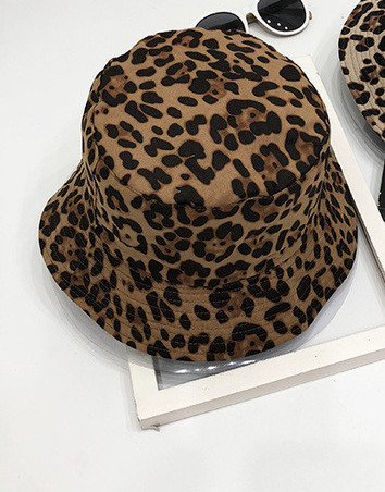 Κομψό γυναικείο καπέλο με ζωική εκτύπωση