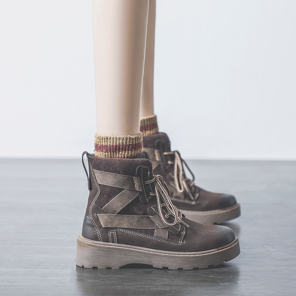 Öko bőrből készült női csizma durva talppal - többféle modell