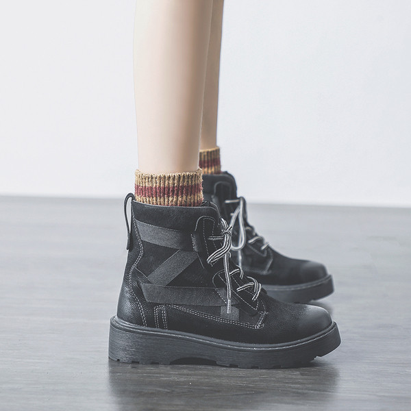 Öko bőrből készült női csizma durva talppal - többféle modell