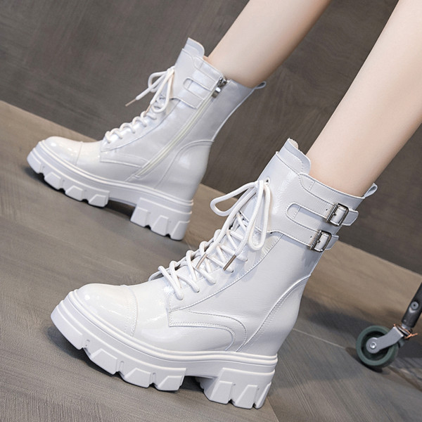 Eko bőrből készült alkalmi női csizma durva talppal és fűzővel