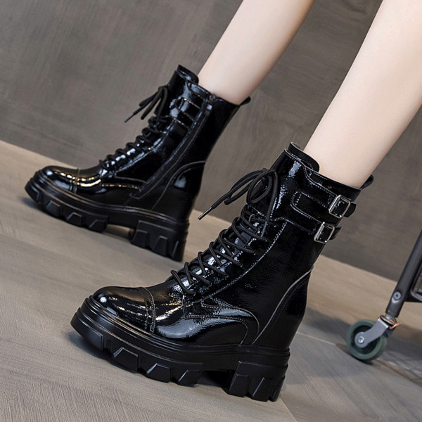 Eko bőrből készült alkalmi női csizma durva talppal és fűzővel