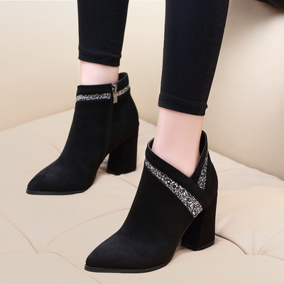 Μοντέρνες γυναικείες μπότες eco σουέτ με αγκράφα και τρυξ