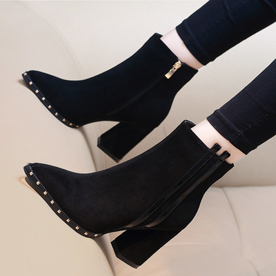 Μοντέρνες γυναικείες μπότες eco σουέτ με αγκράφα και τρυξ