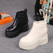 Bőr női csizma cipzárral és magas talppal