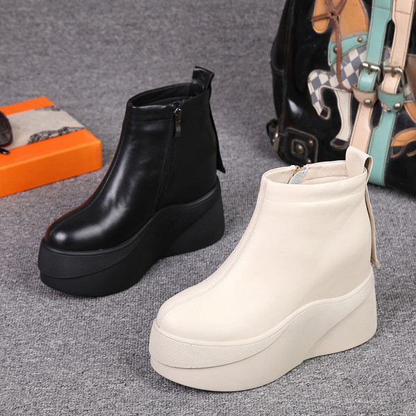 Bőr női csizma cipzárral és magas talppal