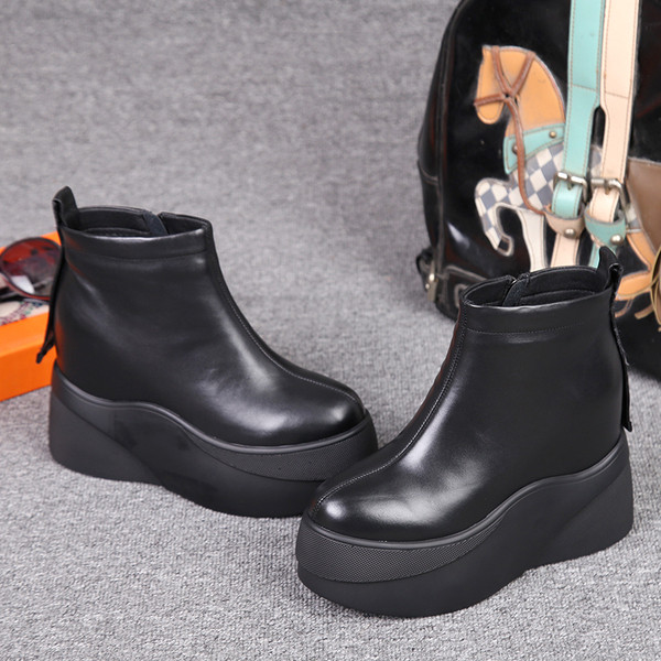 Bőr női csizma cipzárral és magas talppal