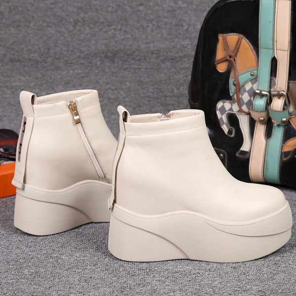 Bőr női csizma cipzárral és magas talppal