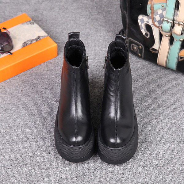 Bőr női csizma cipzárral és magas talppal