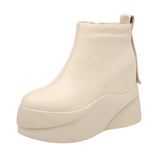 Bőr női csizma cipzárral és magas talppal