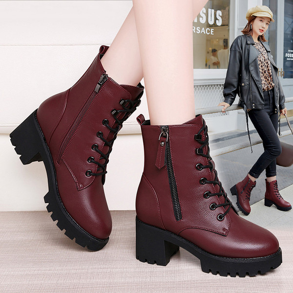 Modern női csizma műbőrből, durva talppal - többféle modell