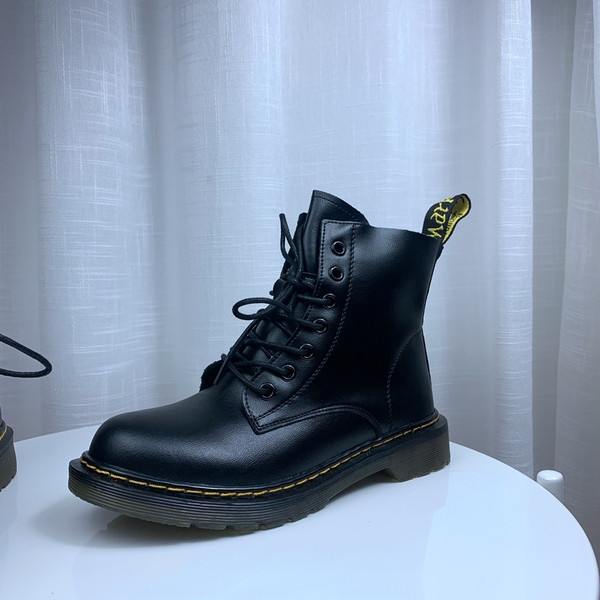 Jauns Kubas zābaku modelis ar šņorēm un rāvējslēdzēju