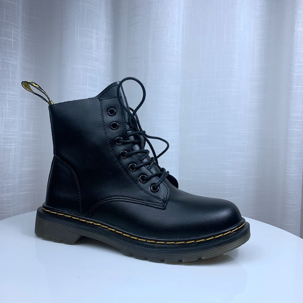 Jauns Kubas zābaku modelis ar šņorēm un rāvējslēdzēju