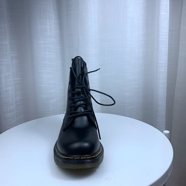 Jauns Kubas zābaku modelis ar šņorēm un rāvējslēdzēju