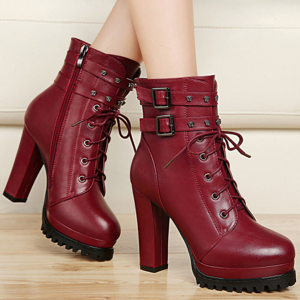 Moodsad paksude kontsade ja pandlaga naiste nahast saapad