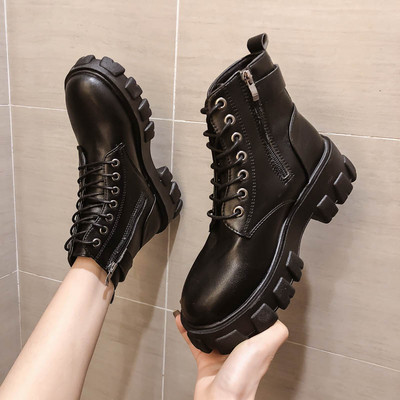 Γυναικεία καημερινές μπότες αρβίλας με τραχιά σόλα και μεταλλικά στοιχεία