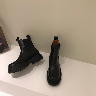 Μοντέρνες γυναικείες μπότες από οικολογικό δέρμα με επίπεδη σόλα