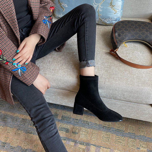 Jauns sieviešu zābaku modelis ar kvadrātveida papēdi - vairāki modeļi