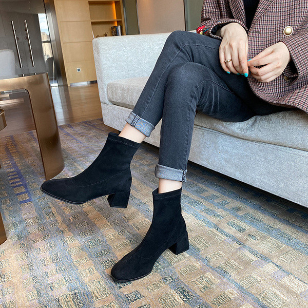 Jauns sieviešu zābaku modelis ar kvadrātveida papēdi - vairāki modeļi