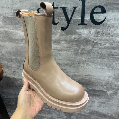 Női bőrcsizma puha béléssel és durva talppal