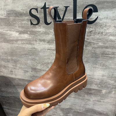 Női bőrcsizma puha béléssel és durva talppal