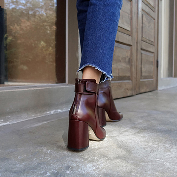 Műbőrből készült női csizma új modellje fekete és bordó színben