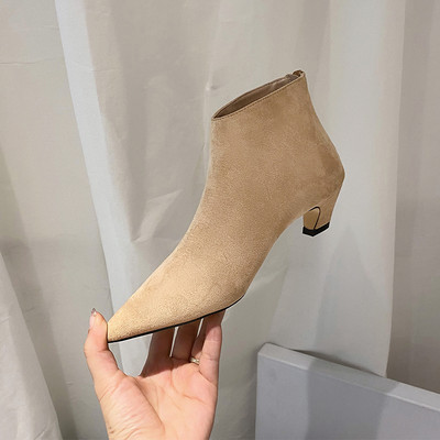 Κομψές γυναικείες μπότες με τακούνι 4 εκατοστά