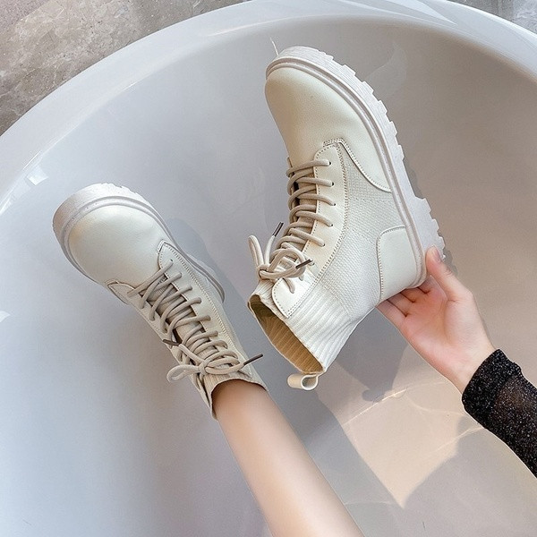 Öko bőr zokniból készült női csizma fűzővel