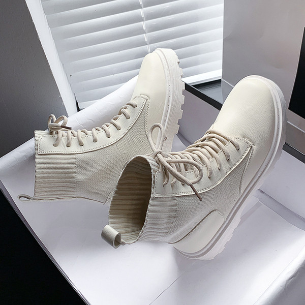 Öko bőr zokniból készült női csizma fűzővel