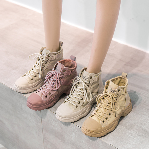 Sport és alkalmi női csizma fűzővel - két modell