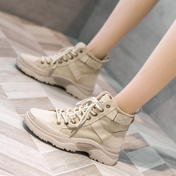 Sport és alkalmi női csizma fűzővel - két modell