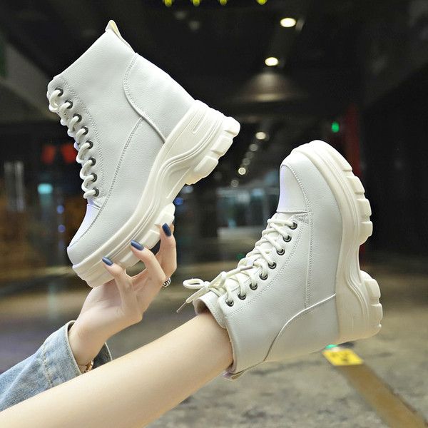 Alkalmi női csizma műbőrből, fűzős, magas talpú