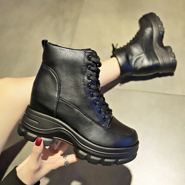 Alkalmi női csizma műbőrből, fűzős, magas talpú