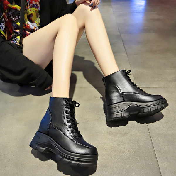 Alkalmi női csizma műbőrből, fűzős, magas talpú