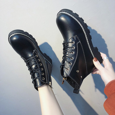 Alkalmi női csizma durva talppal, fekete színben