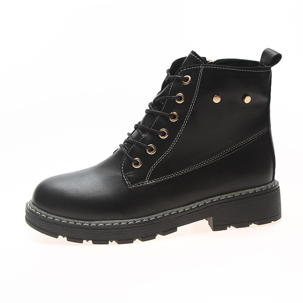 Alkalmi női csizma durva talppal, fekete színben