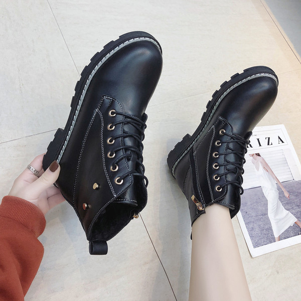 Alkalmi női csizma durva talppal, fekete színben