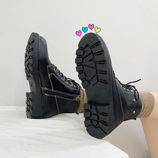 Alkalmi női csizma durva talppal, fekete színben