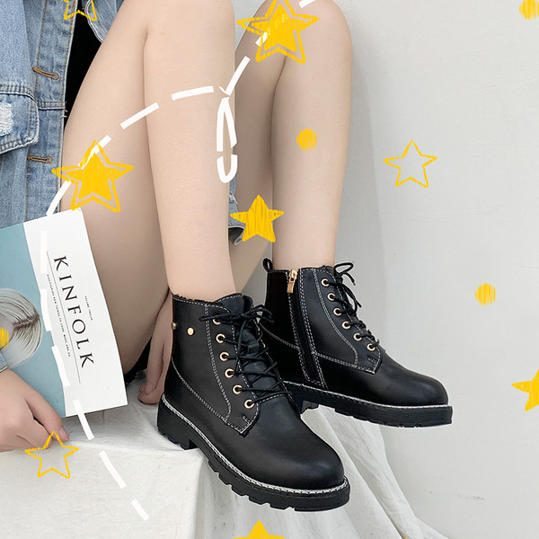 Alkalmi női csizma durva talppal, fekete színben