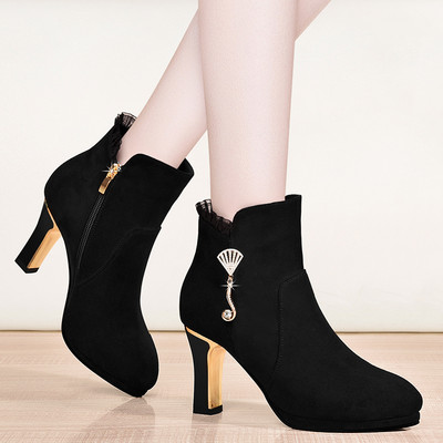 Mūsdienīgi sieviešu zābaki ar metāla elementiem - divi modeļi