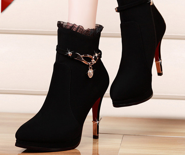 Mūsdienīgi sieviešu zābaki ar metāla elementiem - divi modeļi