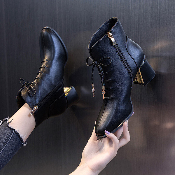 Új modell női csizma műbőr fűzővel