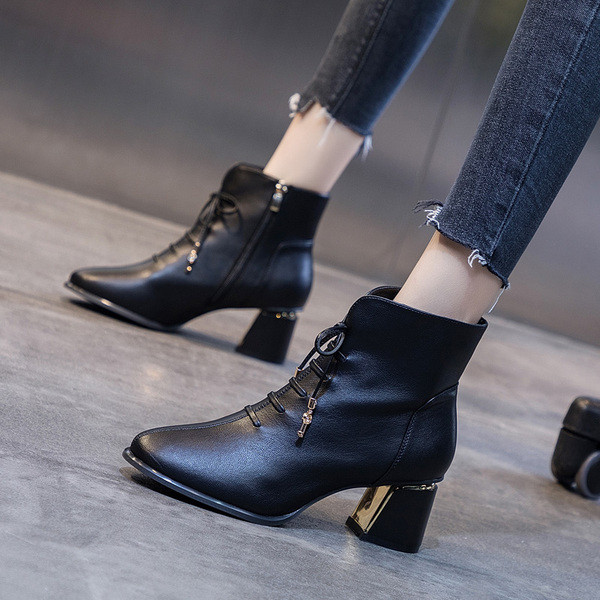 Új modell női csizma műbőr fűzővel