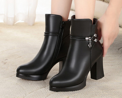 Modern női csizma - eko bőrből, vastag sarokkal