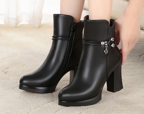 Modern női csizma - eko bőrből, vastag sarokkal