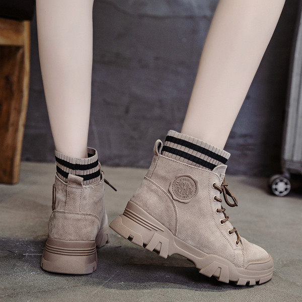 Ikdienas sieviešu zābaki ar šņorēm un emblēmu