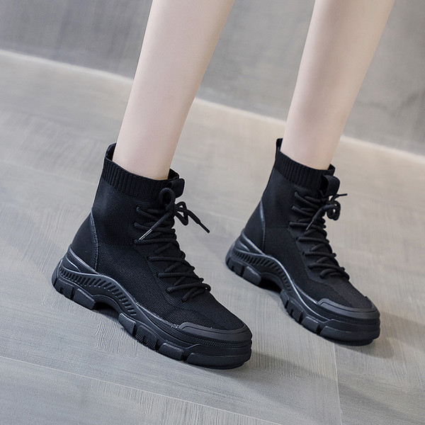 Moderne tekstilne čizme s grubim potplatom i vezicama