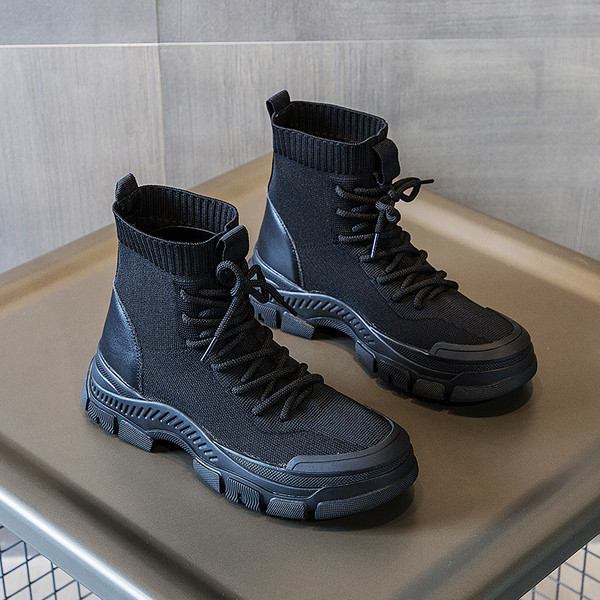 Moderne tekstilne čizme s grubim potplatom i vezicama