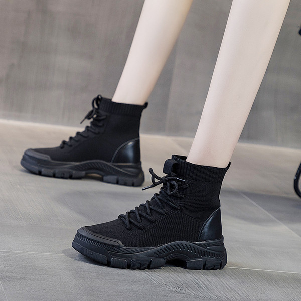 Moderne tekstilne čizme s grubim potplatom i vezicama