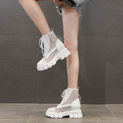 Modern őszi-téli csizma magas durva talppal