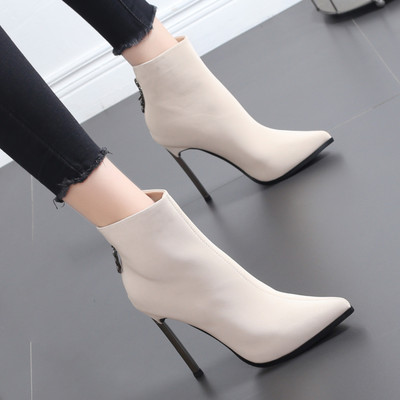 Stílusos női csizma hegyes modell magassarkúval